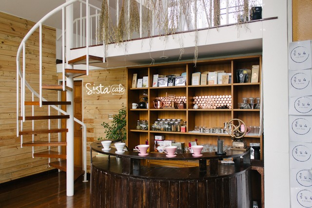 [ชั้น 4 ร้านกาแฟ อารีย์ สุขุมวิท 26] บันไดวน