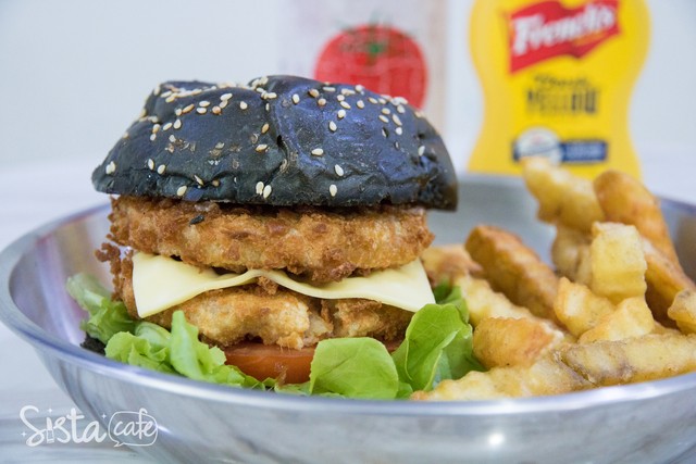 [ คาเฟ่ เอกมัย ] Pool shrimp fried Burger (289-.) เบอร์เกอร์กุ้งเน้นๆ ปกติเมนูนี้ตัวเบอร์เกอร์จะเป็นสีฟ้า แต่เนื่องจากหมดเราเลยได้เป็นแป้งชาร์โคลมาแทน ใครที่หิวแนะนำเมนูนี้เลยค่ะ อิ่มอร่อยมาก เหมาะสำหรับ 2 คน เชื่อว่ากินคนเดียวไม่หมดแน่นอนค่ะ