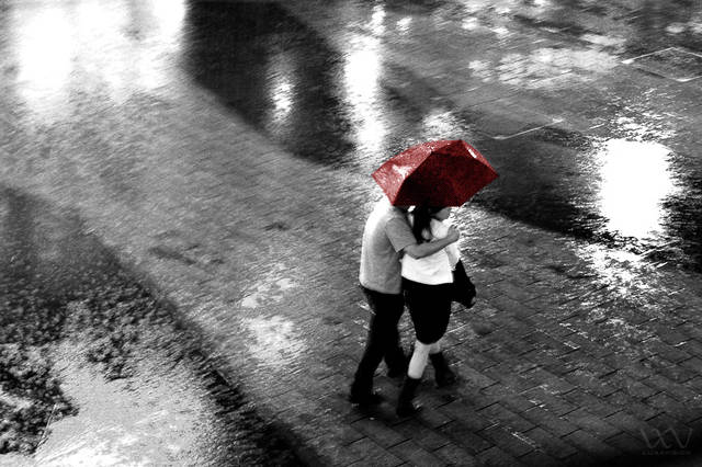 https://image.sistacafe.com/images/uploads/content_image/image/38511/1442762917-Couple-in-the-Rain-Black-White-Shanghai.jpg