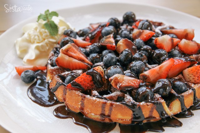 [common room x ari , ร้านกาแฟ อารีย์] Berry & choco waffle