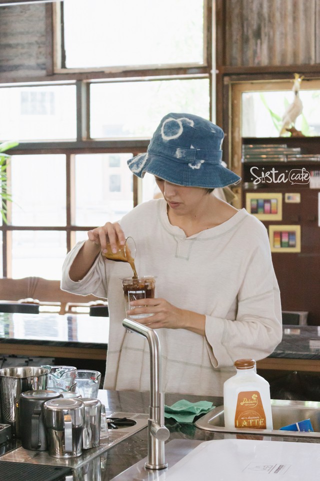 ร้าน One Ounce For Onion คาเฟ่ ร้านกาแฟ ร้านอาหาร ร้านหนังสือ ช่างชุ่ย