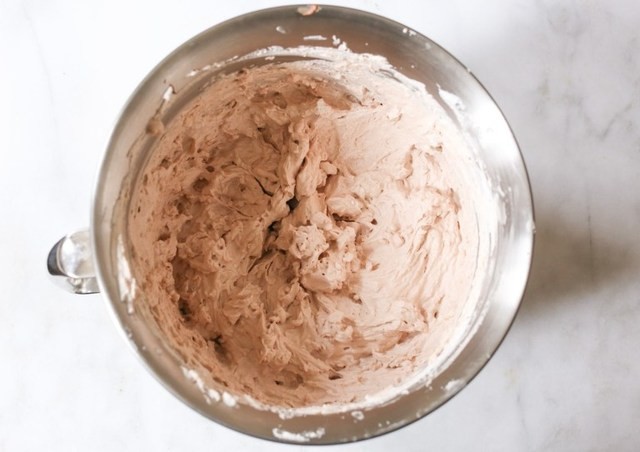 https://image.sistacafe.com/images/uploads/content_image/image/390277/1499090278-5-Ingredient-Chocolate-Chip-Cookie-Nutella-Icebox-Cake-step-2.jpg