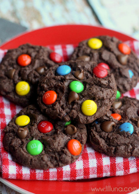 https://image.sistacafe.com/images/uploads/content_image/image/3907/1431594063-YUMMY-Chocolate-Chip-MM-Cake-Cookies1.jpg