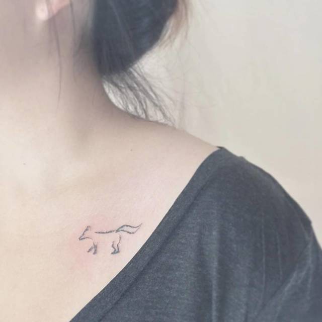 https://image.sistacafe.com/images/uploads/content_image/image/390924/1499148687-Minimalist-style-Fox-on-the-collarbone-chest.jpg