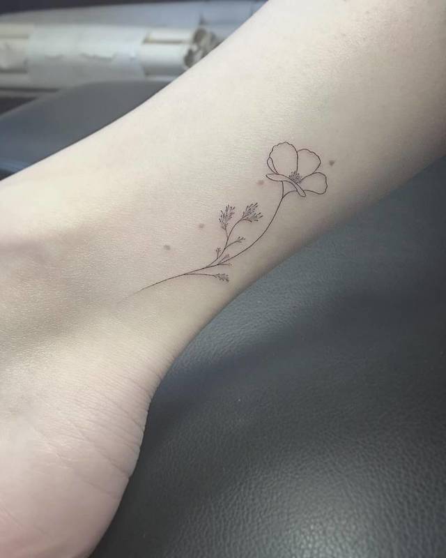 https://image.sistacafe.com/images/uploads/content_image/image/390932/1499148825-Fine-line-flower-tattoo-on-the-right-inner-ankle.jpg