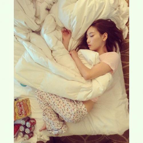 1499149015 17928 tiffany takes photo of taeyeon sleeping