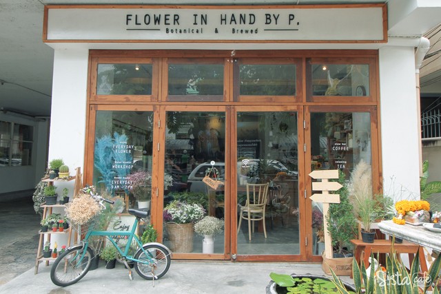 [flower in hand by p. ,ร้านกาแฟ อารีย์] หน้าร้าน