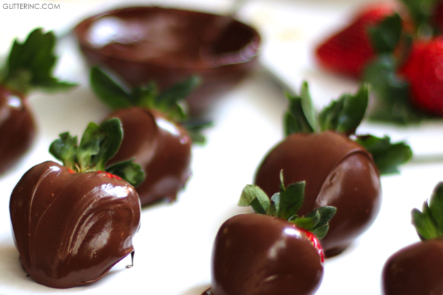 1499250239 nutella chocolate covered strawberries valentines day 2 glitterinc.com 