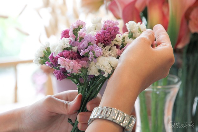 [flower in hand by p. ,ร้านกาแฟ อารีย์] ดอกไม้