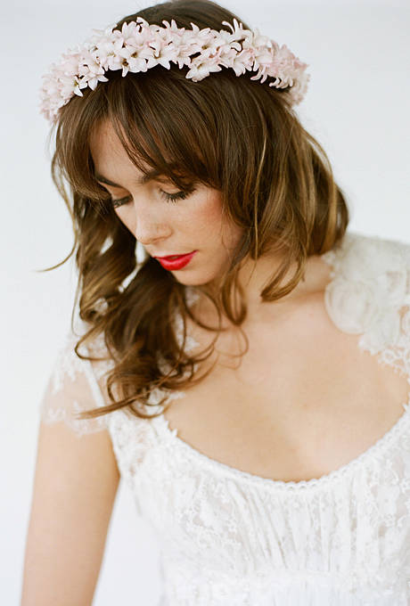 https://image.sistacafe.com/images/uploads/content_image/image/39205/1442950395-flower-crowns-floral-crowns-wedding-hairstyle-ideas-blush-flower-crown.jpg