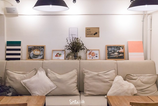 [ร้านกาแฟ ทองหล่อ The Asia Cafe ] โซนโซฟาบริเวณชั้นสอง ที่หลบซ่อนอยู่ด้านในสุด ใครที่อยากจะมานั่งชิลล์แบบเงียบๆ ก็จับจองโซนนี้เลยค่า
