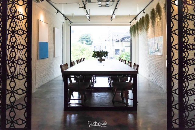 [ร้านกาแฟ ทองหล่อ The Asia Cafe ] ห้องส่วนตัวเล็กๆ สำหรับจัดประชุุม นั่งทำงาน หรือจะจัดปาร์ตี้วันเกิดก็ได้ ไม่มีค่าใช้จ่ายเพิ่มด้วยค่ะ 