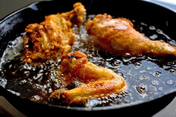 1500021672 frying chicken