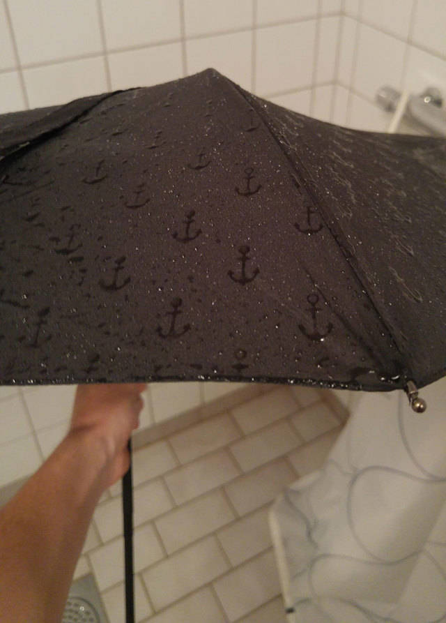 https://image.sistacafe.com/images/uploads/content_image/image/39913/1443101510-umbrella-reveals-pattern-wet-japan-7.jpg