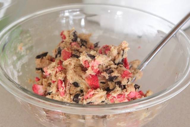 https://image.sistacafe.com/images/uploads/content_image/image/40000/1443152245-Strawberry-Chocolate-Chunk-Cookies-7-700x467.jpg
