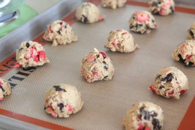 https://image.sistacafe.com/images/uploads/content_image/image/40001/1443152256-Strawberry-Chocolate-Chunk-Cookies-9-700x467.jpg
