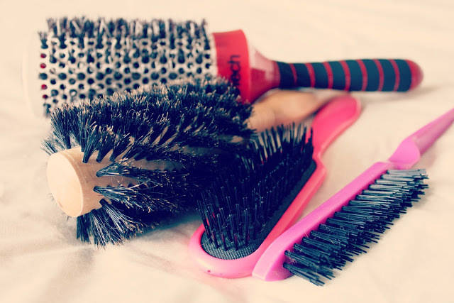 https://image.sistacafe.com/images/uploads/content_image/image/40086/1443167653-How_to_clean_hair_brushes._Leanne_marie_blog.jpg