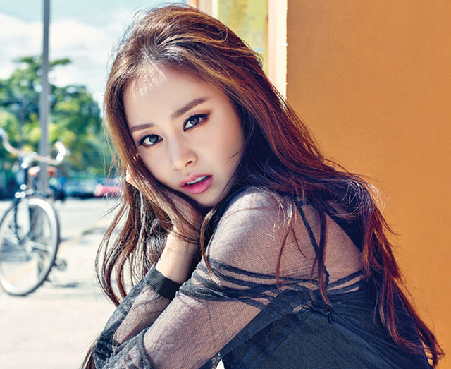 https://image.sistacafe.com/images/uploads/content_image/image/40137/1443178167-Kim-Tae-Hee-Burberry-InStyle-April-2015-Magazine-Pictures-4.png