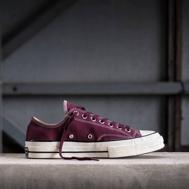 รองเท้าผ้าใบ Converse
