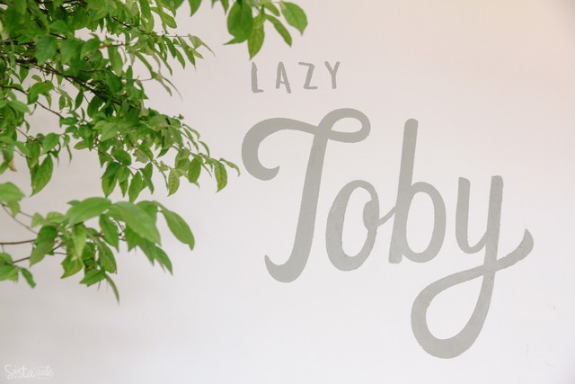 [ Lazy Toby ร้านกาแฟ ทองหล่อ ] โลโก้