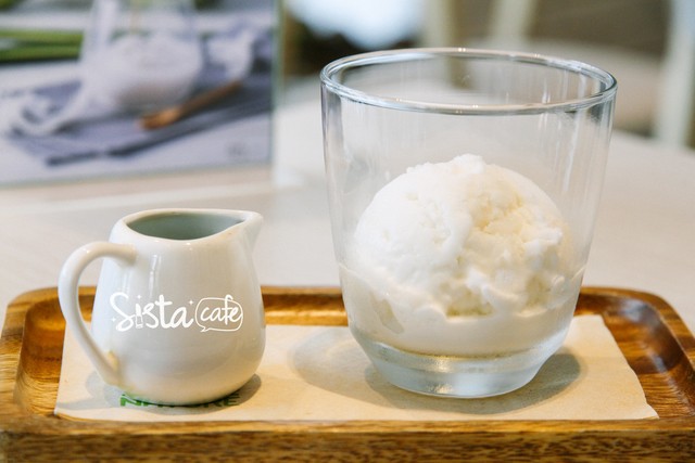 all coco ร้านขนม คาเฟ่ มะพร้าว ทองหล่อ