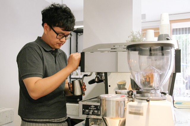 [invisible coffee room,  คาเฟ่ อโศก] ในร้าน 1