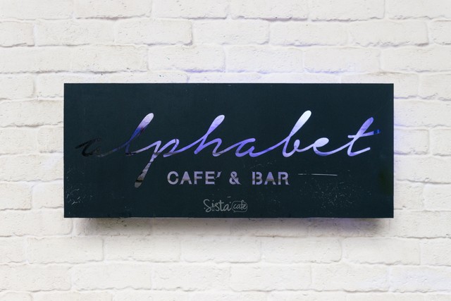 ร้านอาหาร สีลม Alphabet Cafe & Bar คาเฟ่