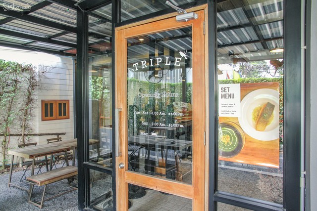 [TRIPLE The Coffee House, คาเฟ่ ทองหล่อ] นอกร้าน 1