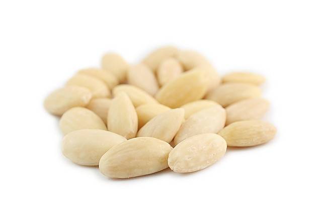 https://image.sistacafe.com/images/uploads/content_image/image/41235/1443590700-blanched_raw_almonds_1.jpg