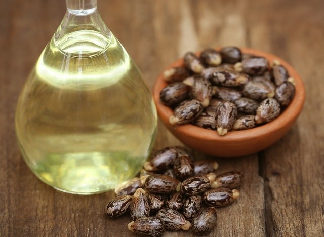 1502192327 castor oil hair