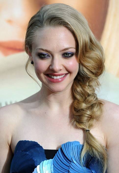 https://image.sistacafe.com/images/uploads/content_image/image/42132/1443780032-Amanda-Braided-Hairstyle-Holiday-Hairstyles-for-Loose-Side-Braid.jpg