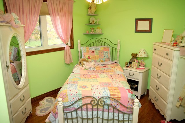 1502994185 bright green girls bedroom