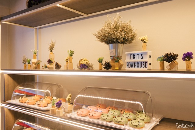ชั้นวาง โดนัท ร้านขนม สีลม TKT’S ROW HOUSE โดนัท คาเฟ่