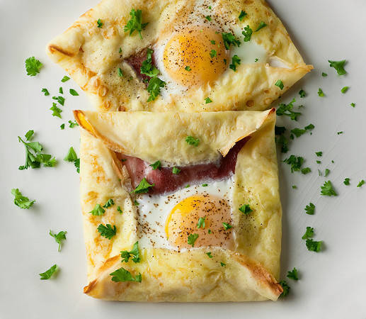 https://image.sistacafe.com/images/uploads/content_image/image/42550/1443980802-Ham-and-Egg-Crepe-Squares.jpg