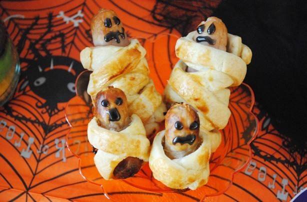 https://image.sistacafe.com/images/uploads/content_image/image/42562/1443981289-Halloween-recipes-sausage-mummies.jpg