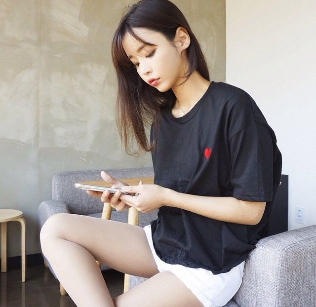 1503545256 31d15e891790fd9aee81a6d92b9635be  woman pose song ah ri