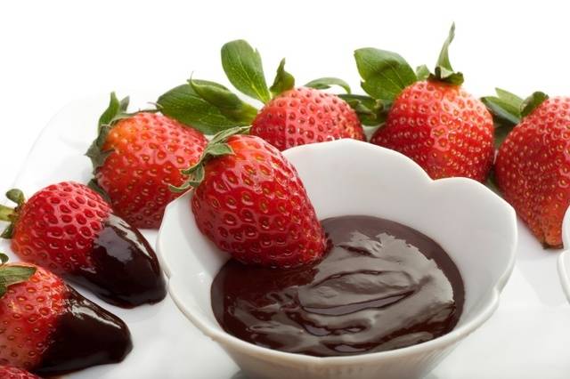 https://image.sistacafe.com/images/uploads/content_image/image/42861/1444056550-choc-dipped-strawberries-istock.jpg
