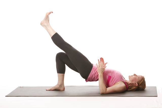 https://image.sistacafe.com/images/uploads/content_image/image/42984/1444106532-Bridge-with-Extended-Leg-and-Ankle-Disassociation2.jpg