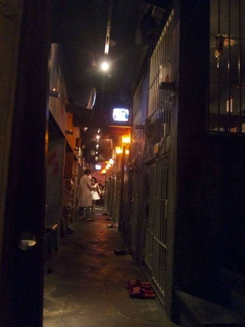 https://image.sistacafe.com/images/uploads/content_image/image/43025/1444107972-Alcatraz-ER-Horror-Restaurant-Tokyo-Japan.jpg