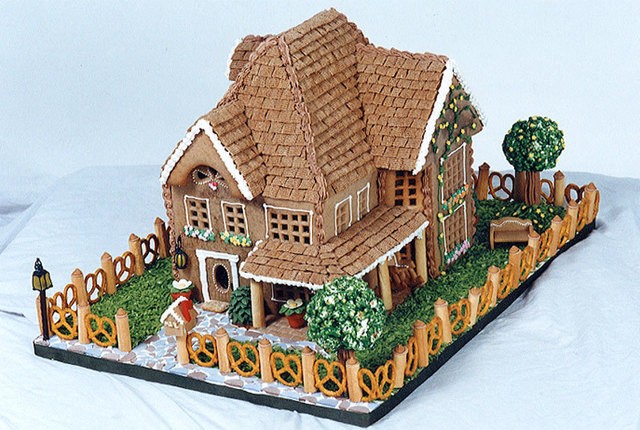 1504761094 54feeb8466187 1299 gingerbread house grunzweig xl