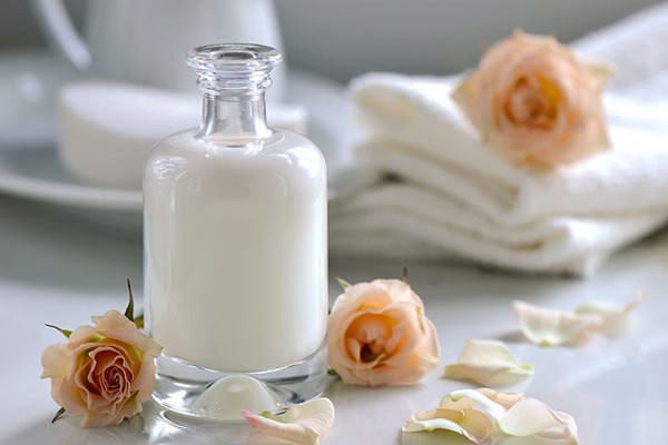 1504839268 benefits of soy milk for skin 600x400