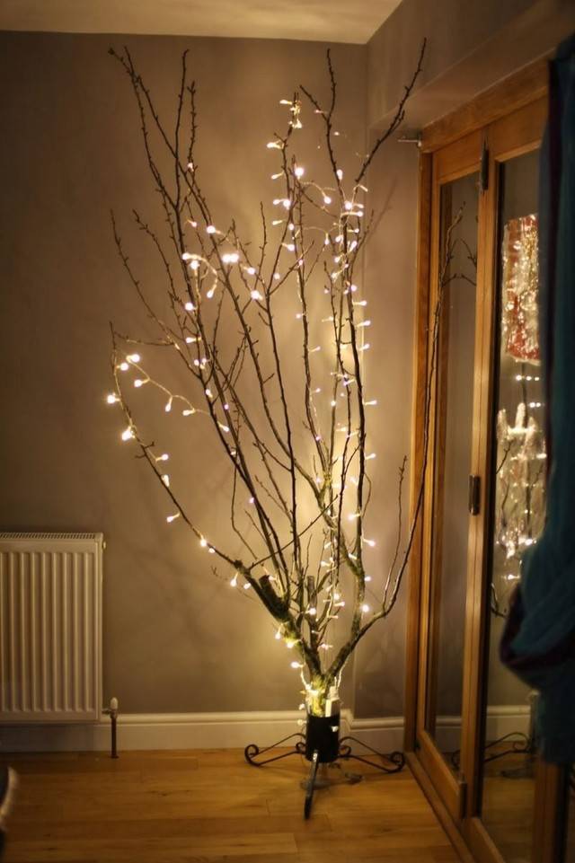 https://image.sistacafe.com/images/uploads/content_image/image/43838/1444275444-stunning-indoor-tree-branches-with-battery-powered-led-lights-for-winter-decor-ideas.jpg