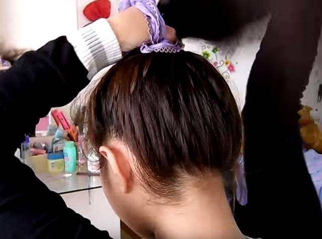 1444297799 easy bun hairstyle 06
