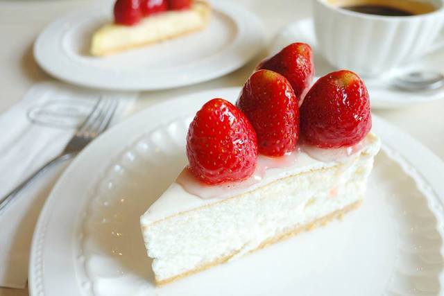 เมนูชีสเค้ก ที่ Cheesecake House ร้านขนมทองหล่อ : Strawberry Cheesecake
