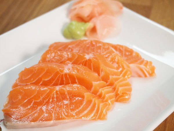 https://image.sistacafe.com/images/uploads/content_image/image/44422/1444375117-salmon-sashimi.jpg
