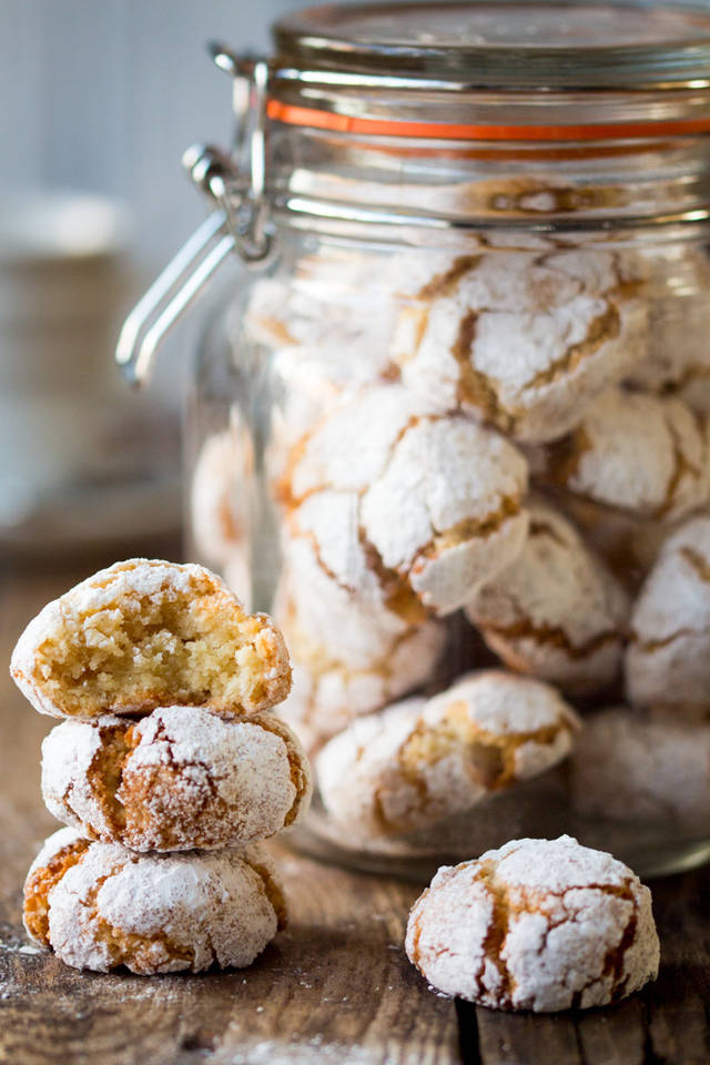 https://image.sistacafe.com/images/uploads/content_image/image/44516/1444380376-amaretti-cookies-tall.jpg