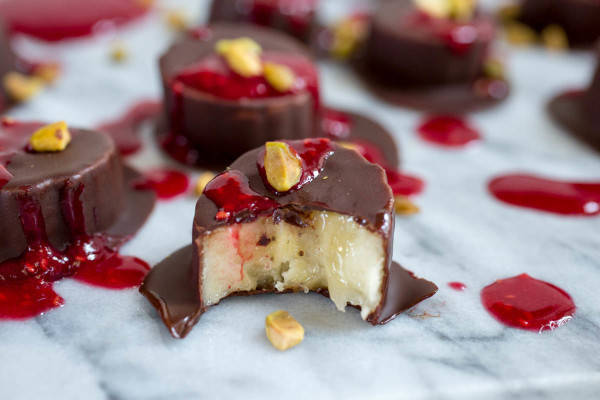 https://image.sistacafe.com/images/uploads/content_image/image/44518/1444380822-Frozen-Chocolate-Covered-Banana-Bites-with-Pistachios-Raspberry-Puree-by-Parsley-In-My-Teeth1-e1442440910785.jpg