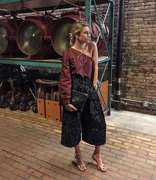 https://image.sistacafe.com/images/uploads/content_image/image/44678/1444393186-One-Shoulder-Cranberry-Top-Wide-Leg-Pants.jpg