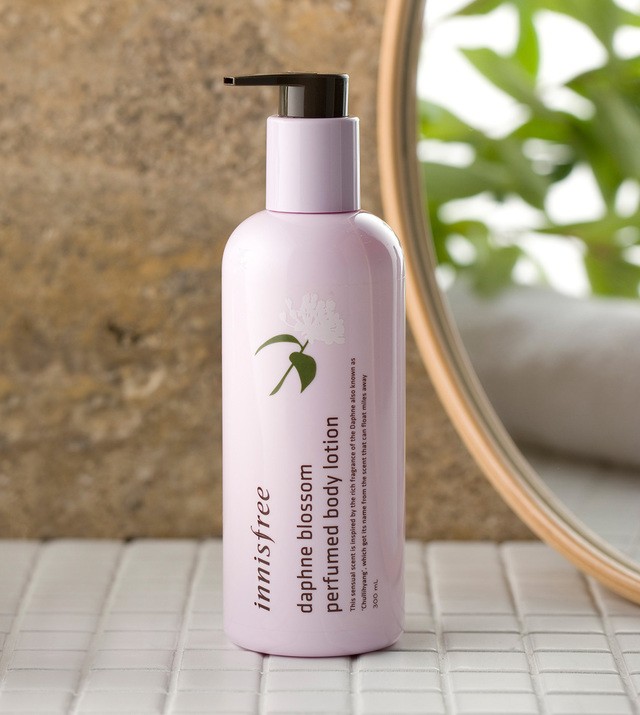 ( สกินแคร์ : ครีมทาผิว , โลชั่นน้ำหอม ) innisfree daphne blossom perfumed body lotion