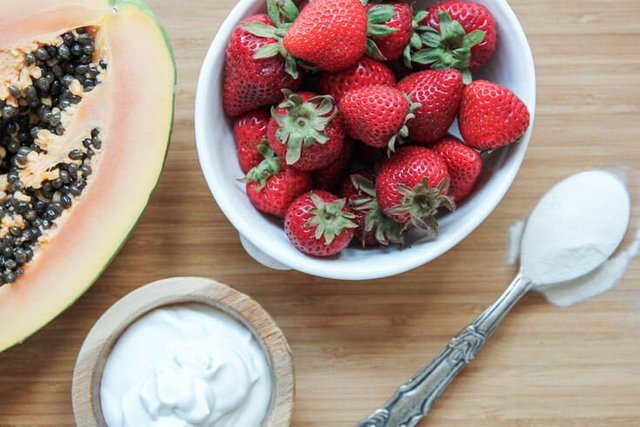 1506106741 strawberry papaya smoothie process 1.1
